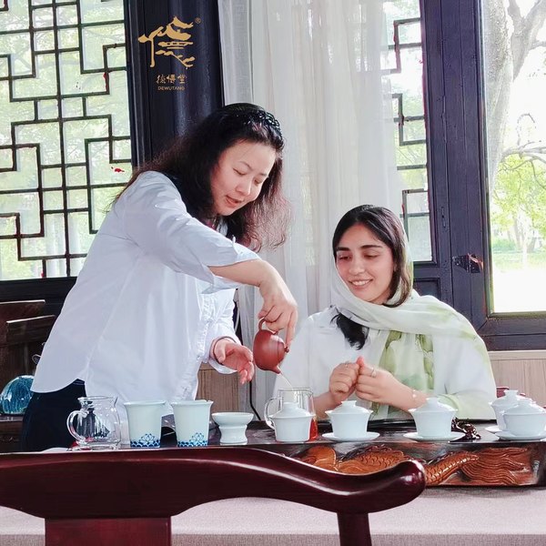 茶艺体验实景:茶艺师为客人司茶