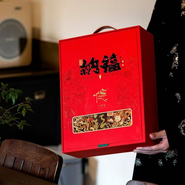 纳福礼盒实拍(2015一级熟普 100g + 易武乔木白茶 20g)