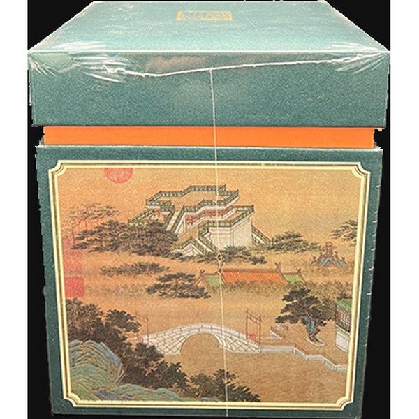 云南古树晒红口粮茶实拍(墨绿方盒·传统楼阁山水画面)