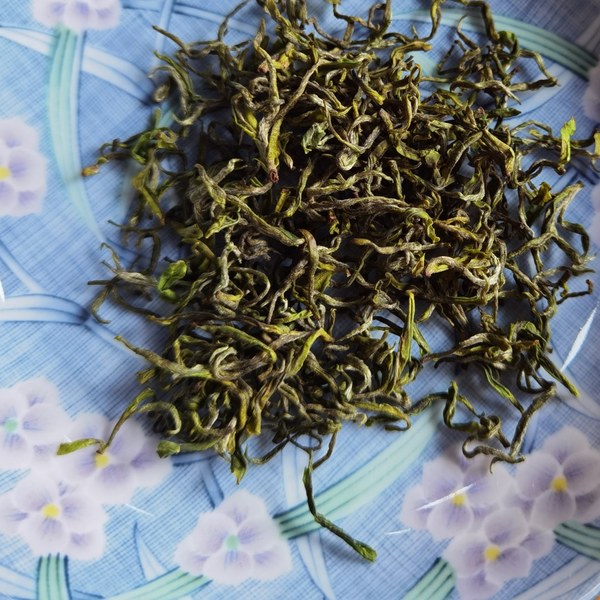 安吉白茶干茶实拍（凤形条索·玉白叶脉）