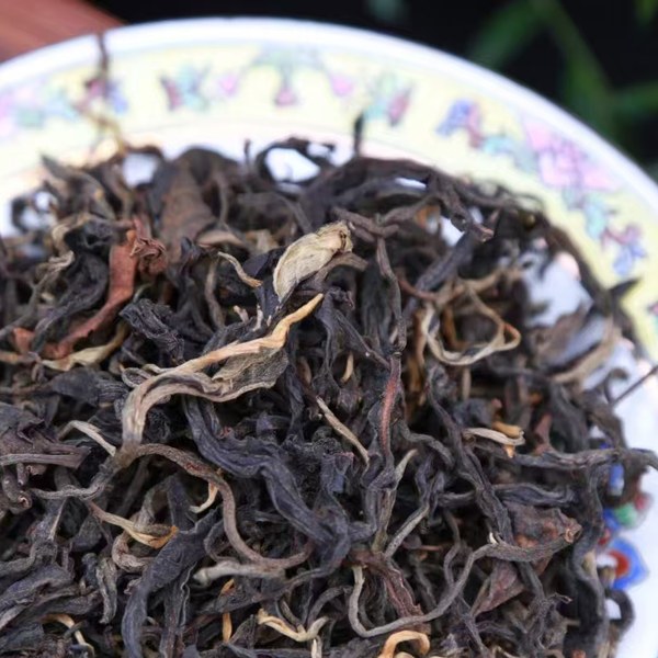 古树晒红干茶实拍（条索粗壮·金毫间杂）