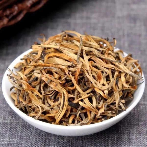 金芽滇红干茶实拍（金毫满披·条索肥壮）