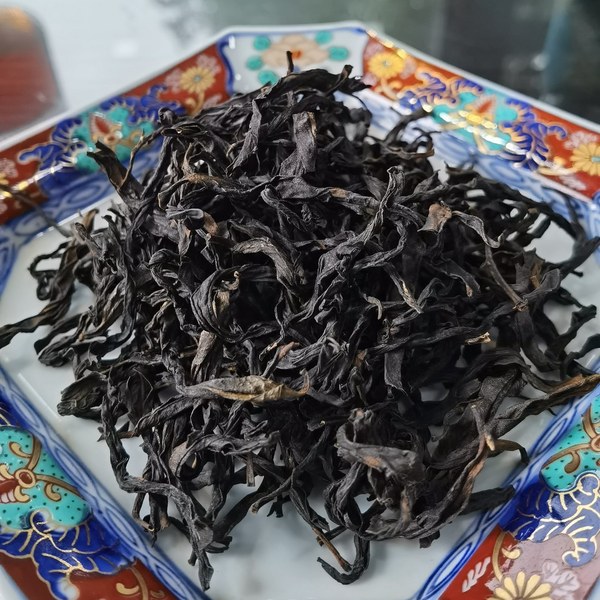 凤凰单枞鸭屎香干茶实拍（条索紧卷·色乌褐）