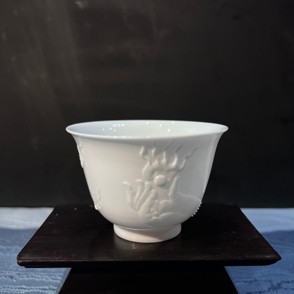 龙纹浮雕像杯(甜白浮雕 · 品杯)